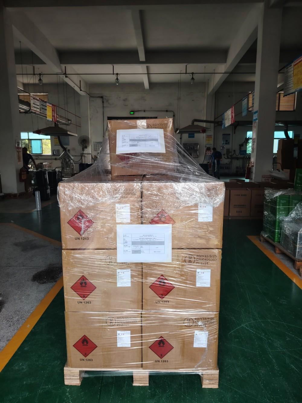 化工危险品采用合规 UN 纸箱包装，需附性能单与危包证出口
