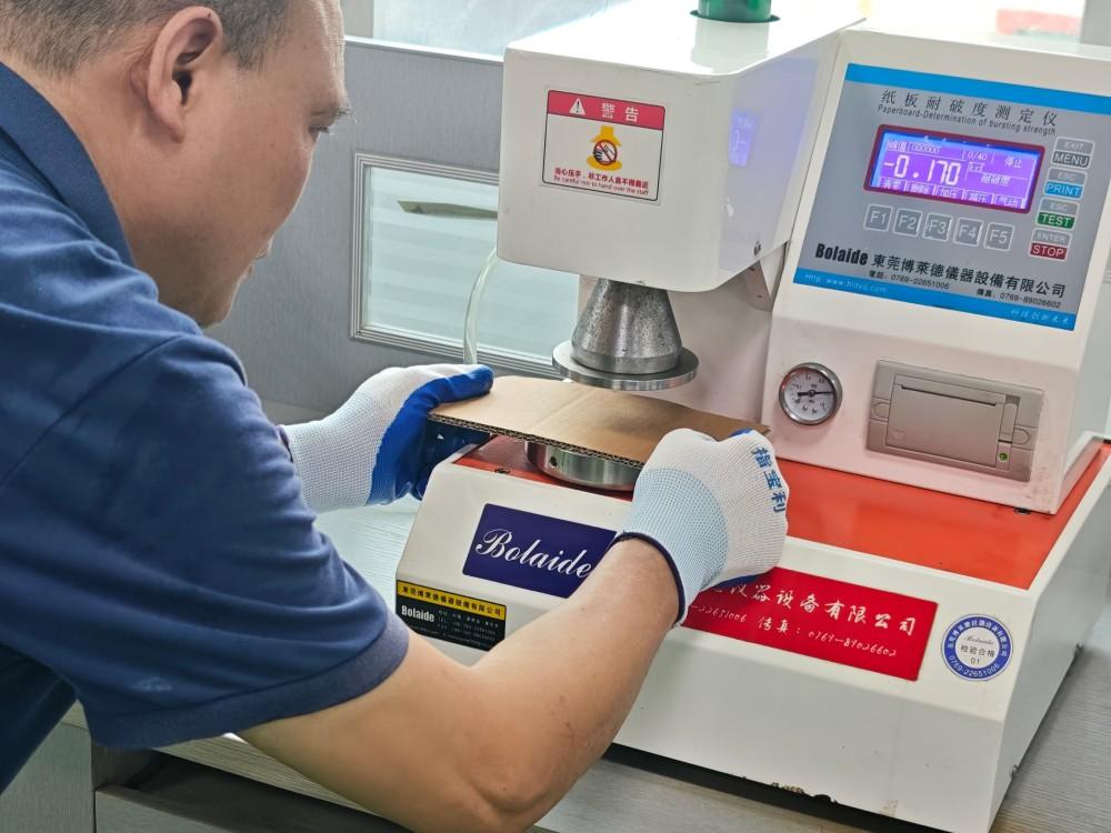 实验室对包装样品进行性能测试