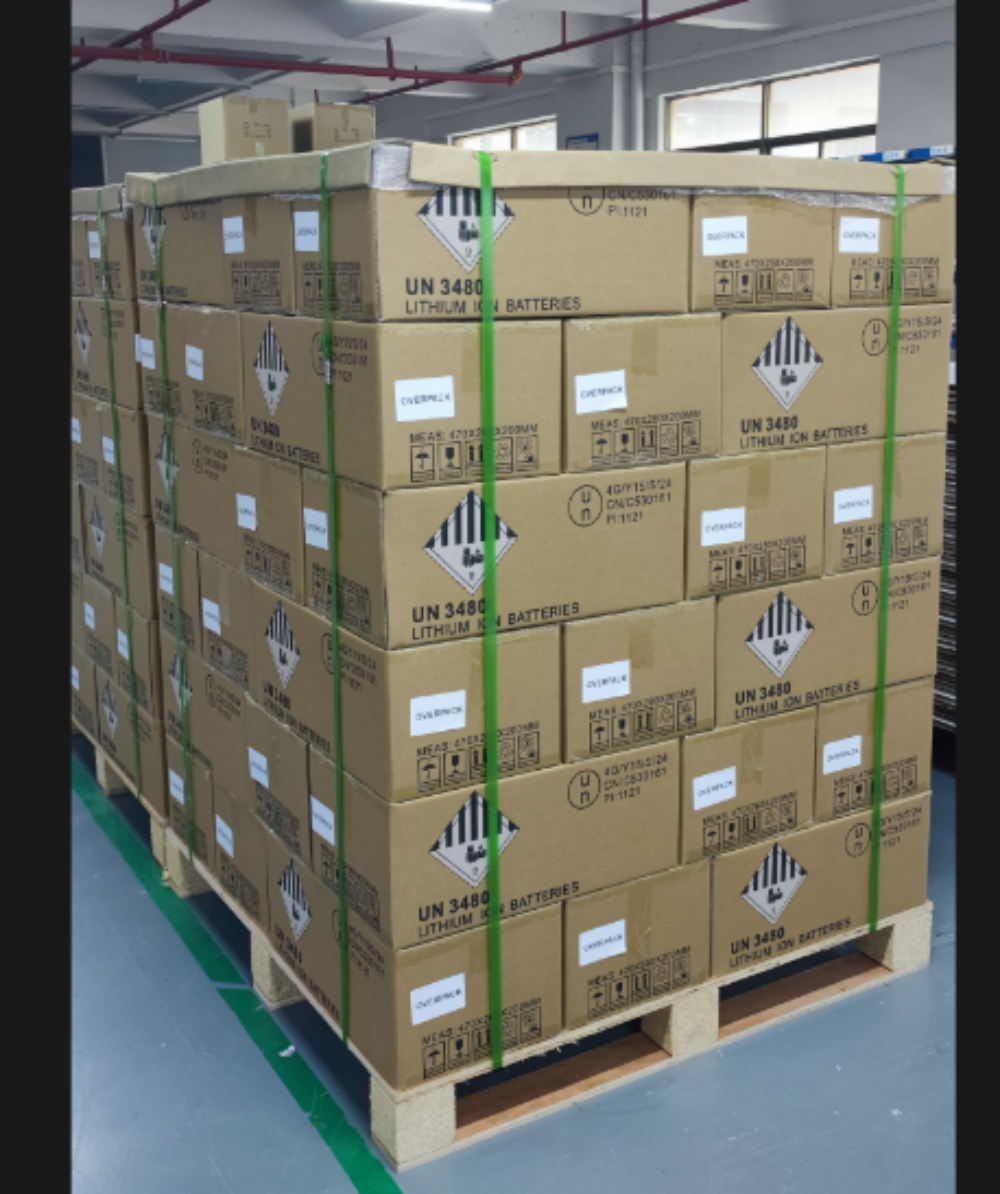 锂电池危险品纸箱整托堆码待出运，箱体张贴 9 类危标