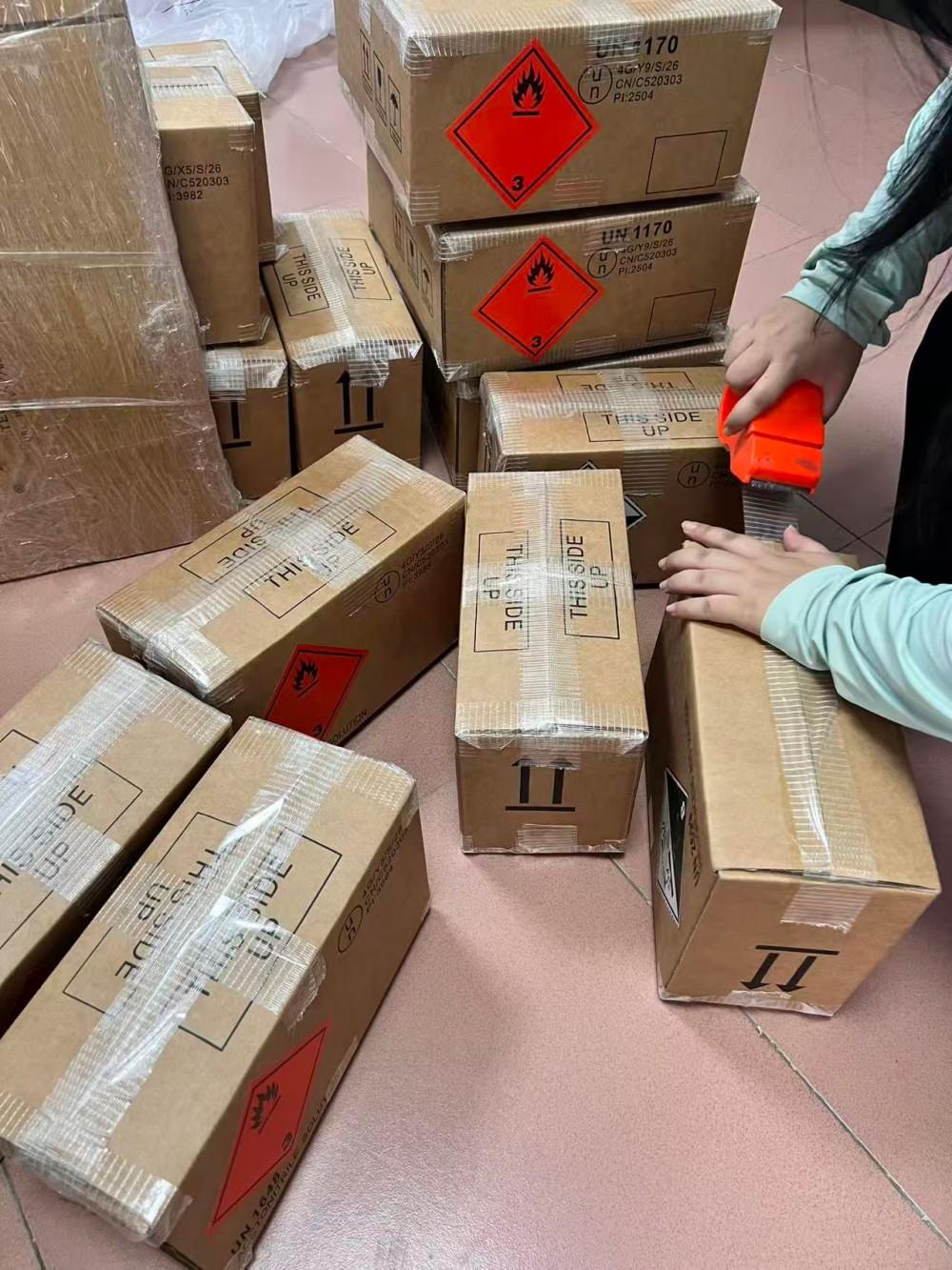 危险品UN纸箱出口包装实物,箱体压印UN标识与警示标 危险品UN纸箱出口包装实物,箱体压印UN标识与警示标
