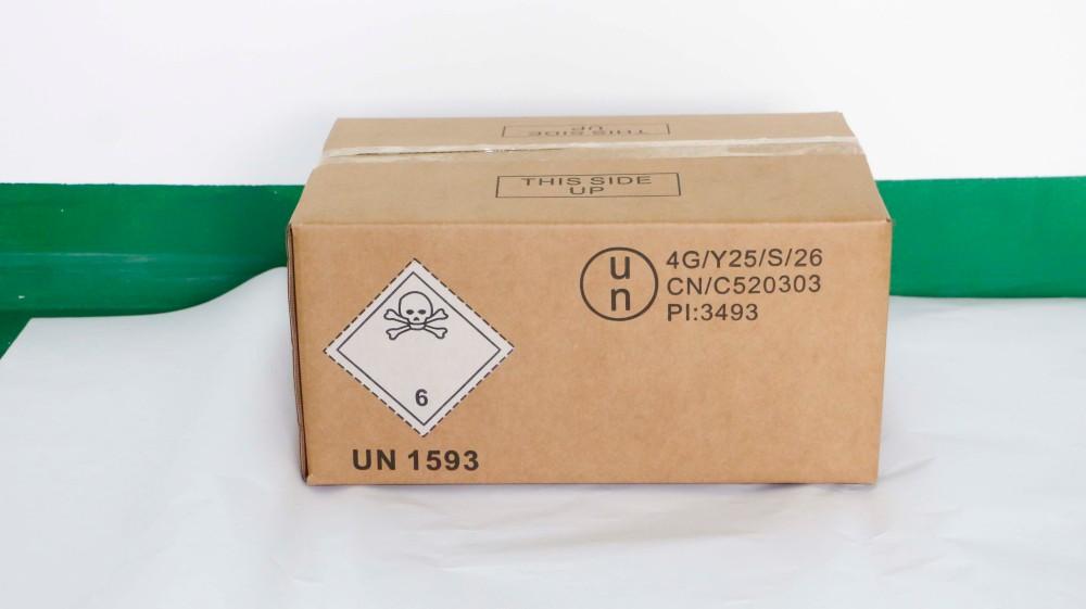 UN纸箱产品实物示例：可见UN标记、危险货物标签