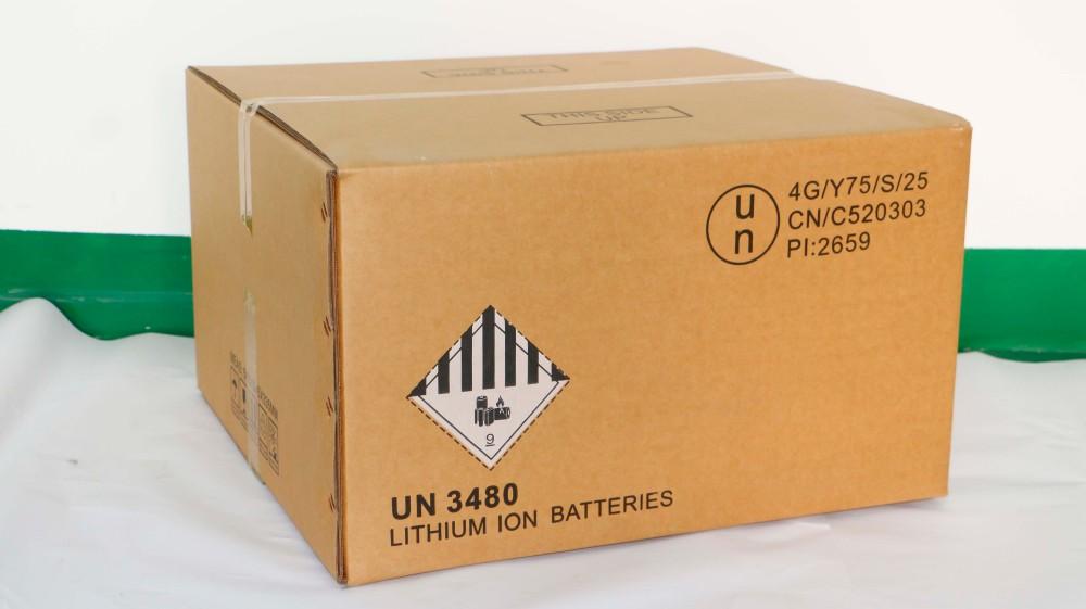 UN 4G 出口危险品纸箱实拍，带 UN 3175 标识与生产企业代码