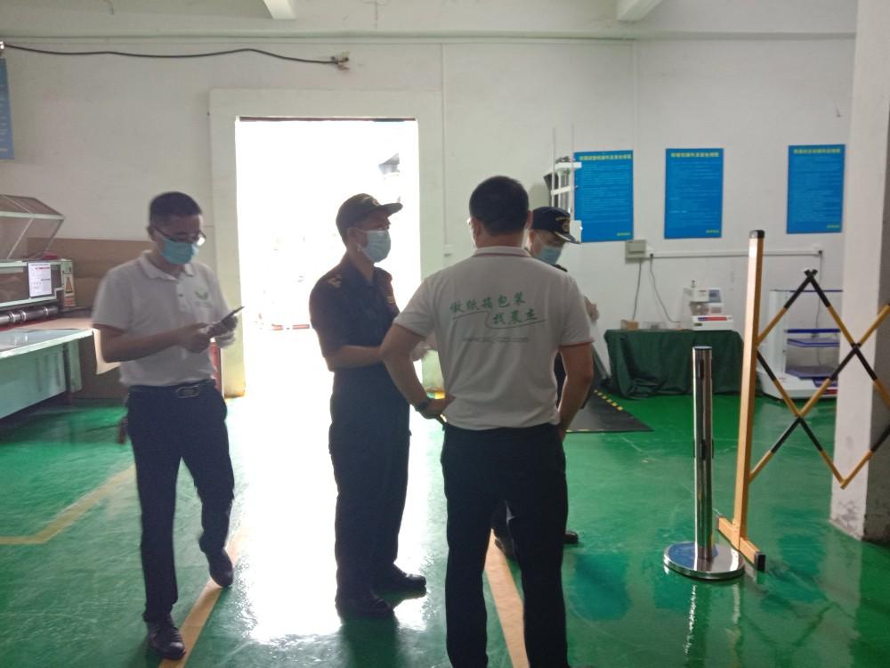 海关人员莅临深圳市晨杰纸品有限公司指导现场图