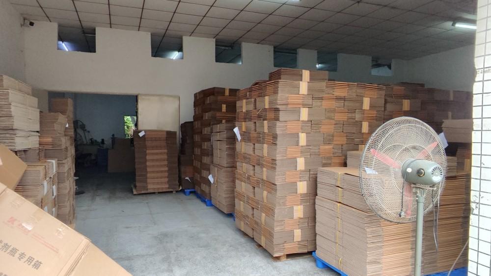 仓库内整齐堆放的瓦楞纸板原材与半成品库存