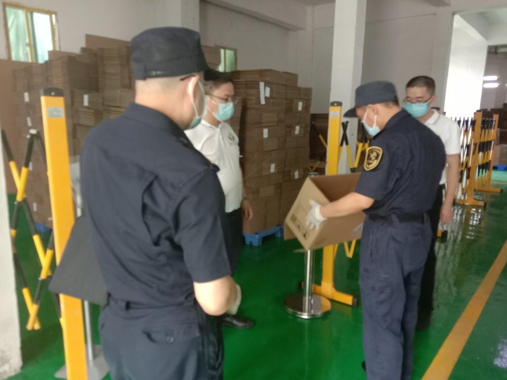 海关人员到深圳市晨杰纸品有限公司验厂现场
