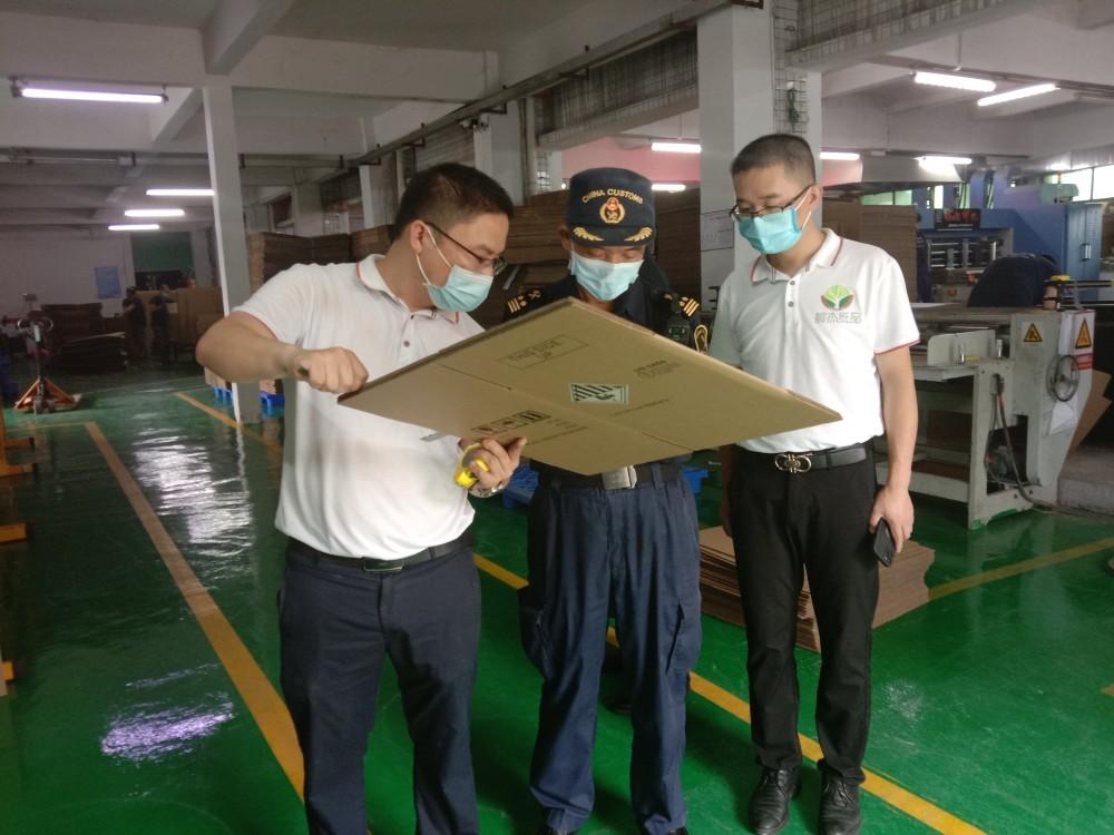 海关关员下厂查验出口危险品纸箱UN标识及包装尺寸实拍