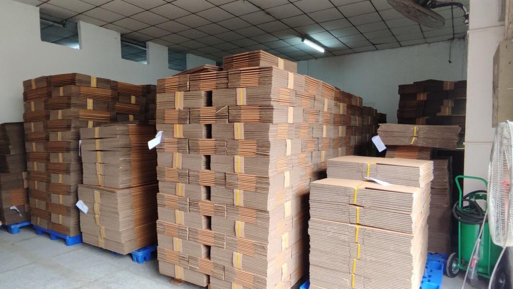 仓库内成垛的重型瓦楞纸箱与UN纸箱备货区