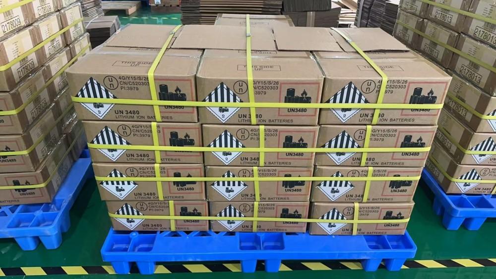 锂电池危险品包装实景，箱体贴有UN标识与9类危险品标签