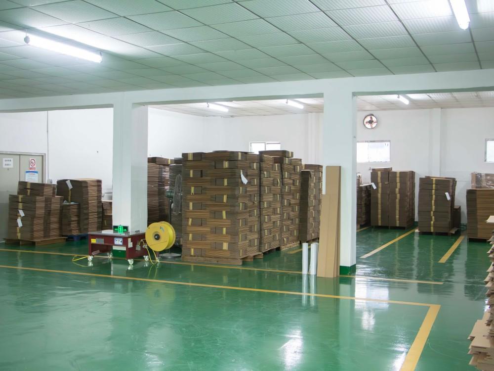 锂电池出口UN危险品纸箱仓库备货区，箱码与批次信息可追溯