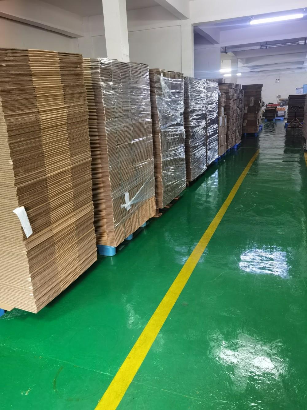 晨杰纸品仓库内成垛堆放的UN危险品纸箱成品，等待按订单装车出货